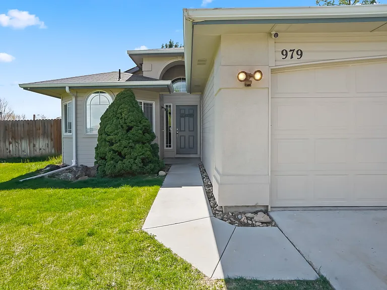 979 Peregrine Dr — Photo 3