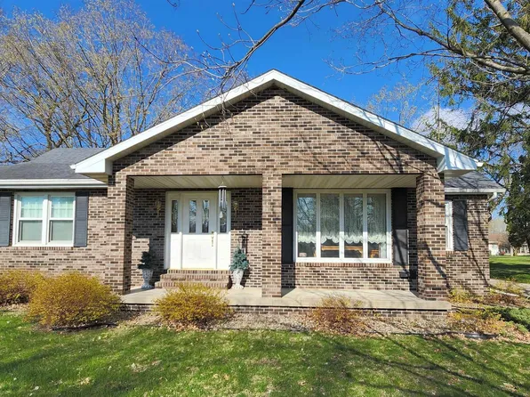 1214 N 3rd St, Manchester, IA 52057