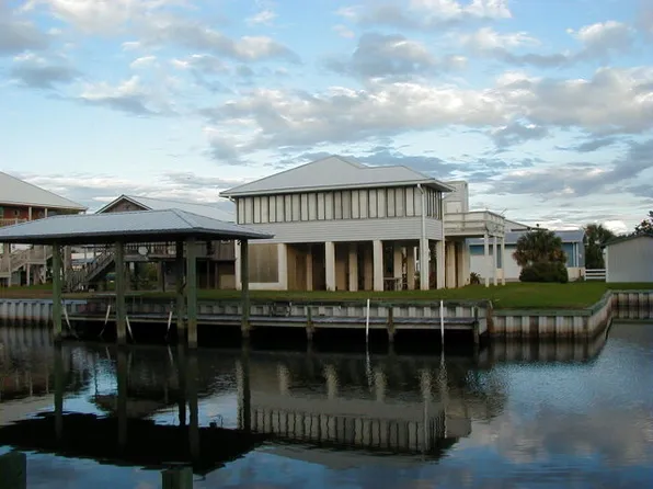 20 8th St, Horseshoe Beach, FL 32648