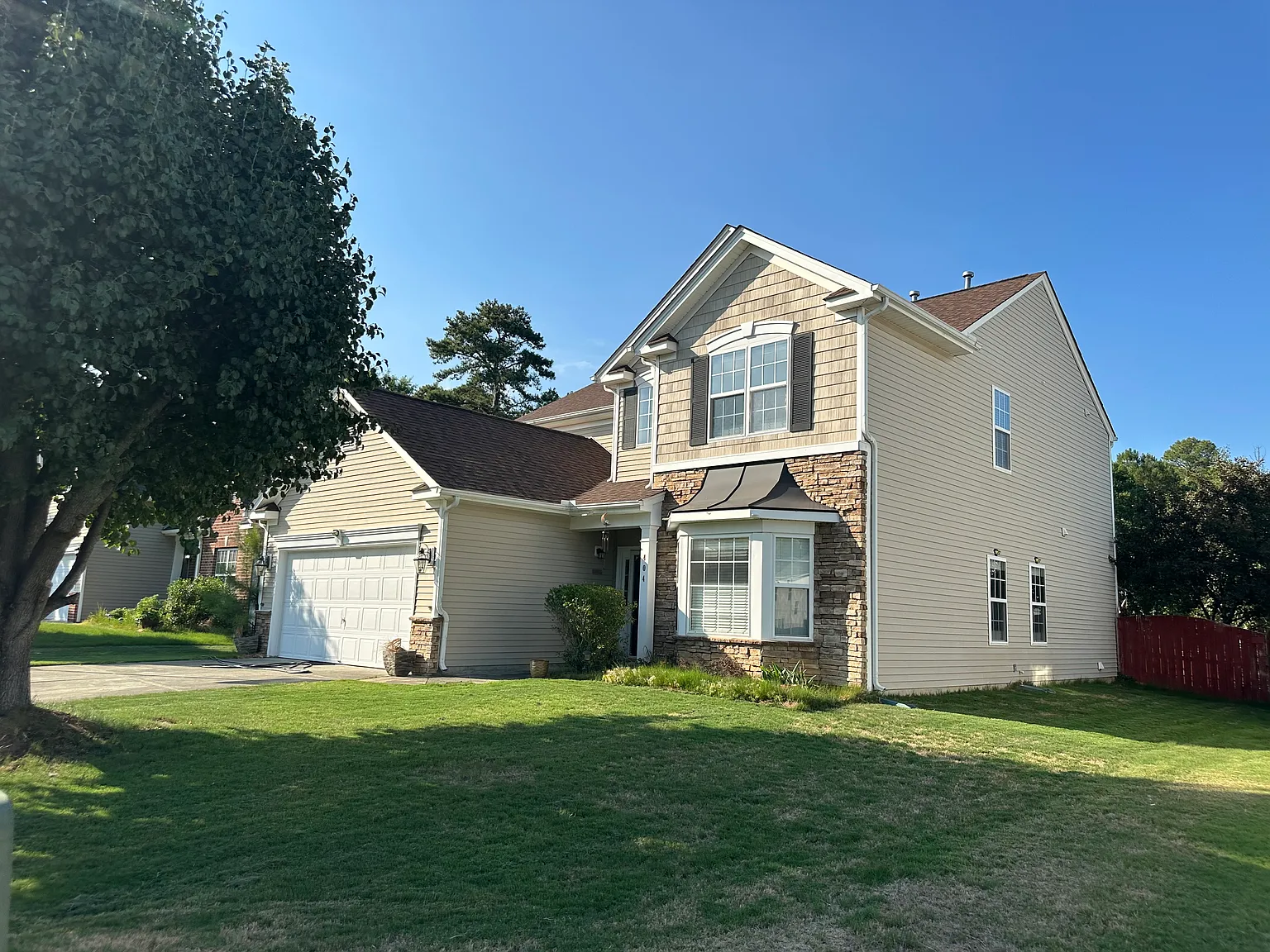 3 bed, 2.5 bath, 2500 sqft, $2,400 — Photo 3