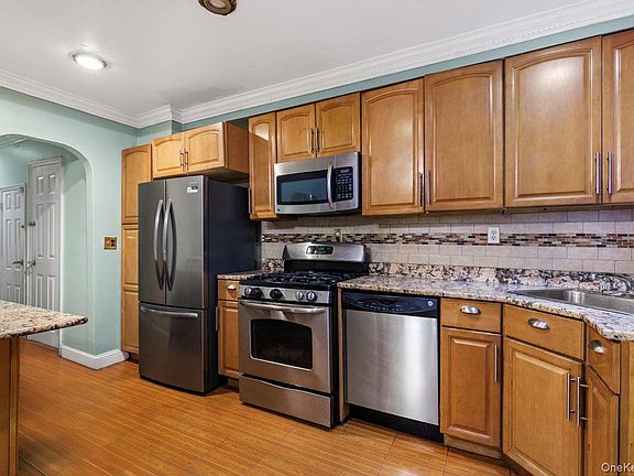 5th image of 3241 Colden Avenue