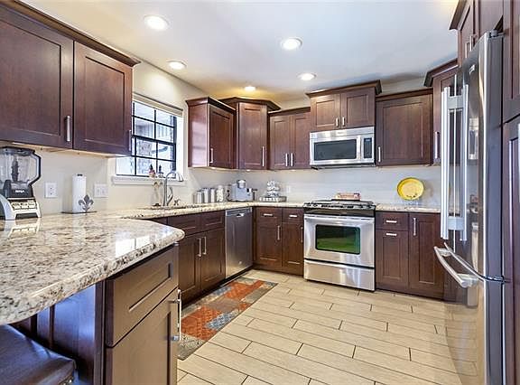 5th image of 2560 Jarrot Dr