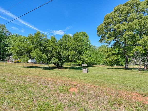 4th image of 270 Spring Valley Ln