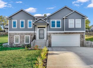 5109 SW Fieldcrest Ct, Topeka, KS 66610