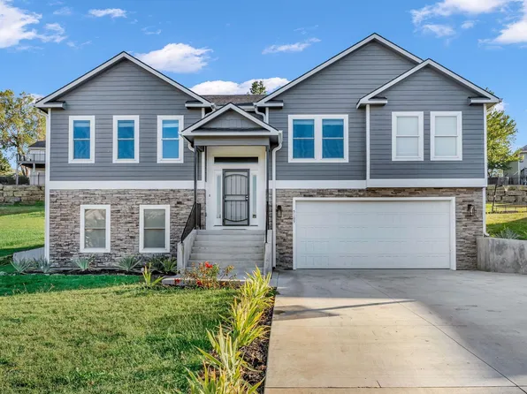 5109 SW Fieldcrest Ct, Topeka, KS 66610