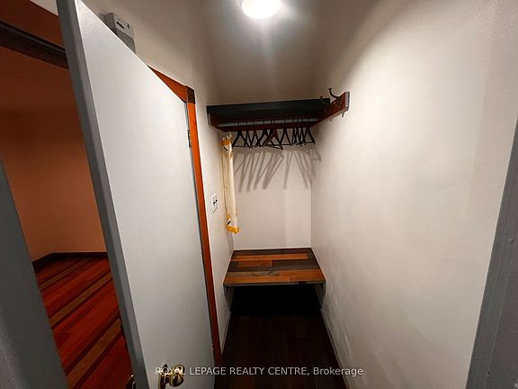 4th image of 745 Lakeshore Rd E #B
