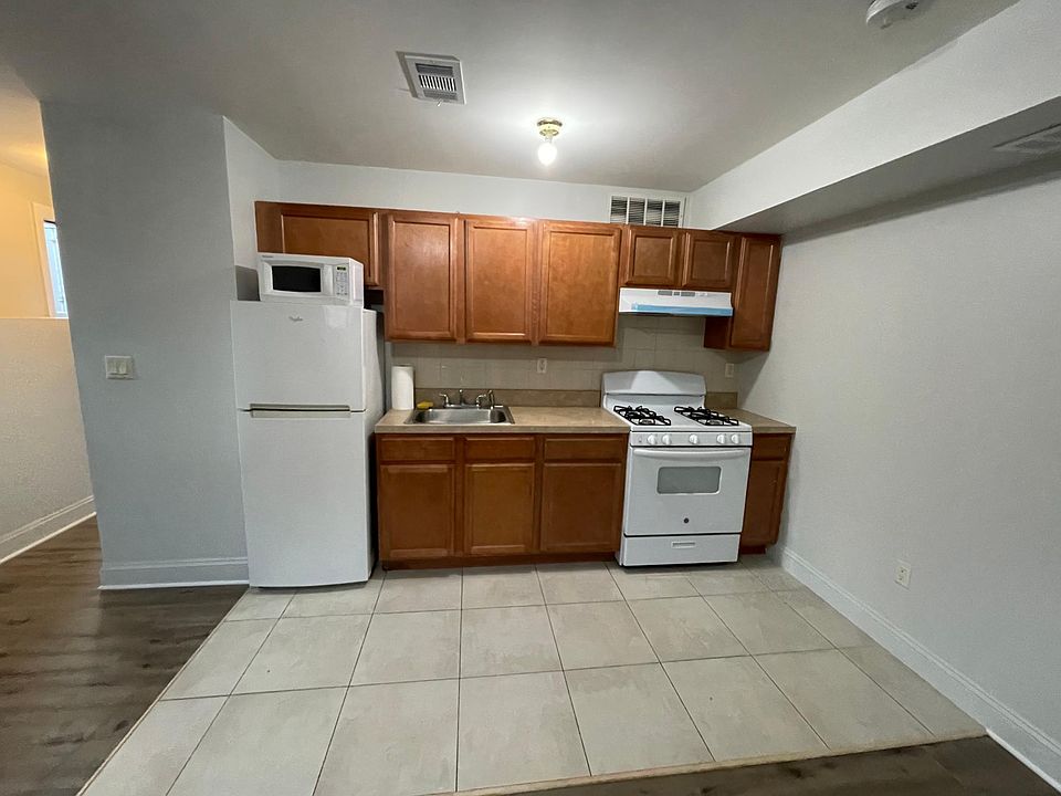 1st image of 156 Waterbury Ave #1