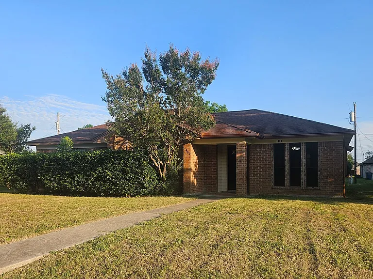 1402 Sheppard Ln — Photo 1