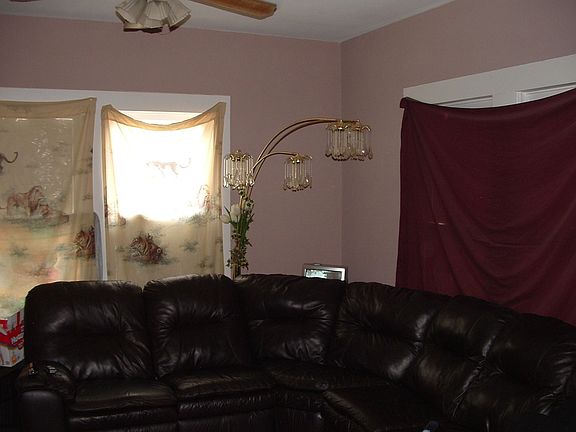 2nd image of 2415 E Houston St