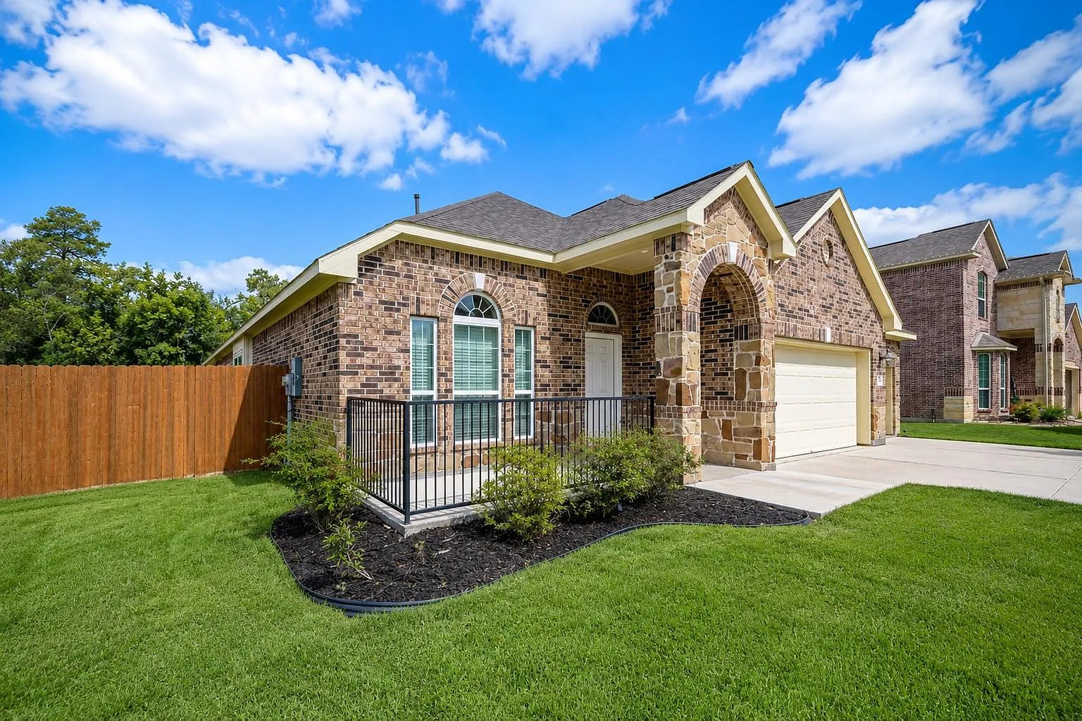 4 bed, 2.0 bath, 2184 sqft, $2,575 — Photo 3