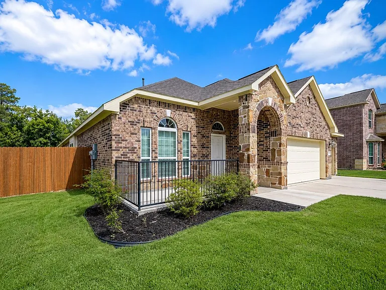 604 Linnwood Dr W — Photo 2