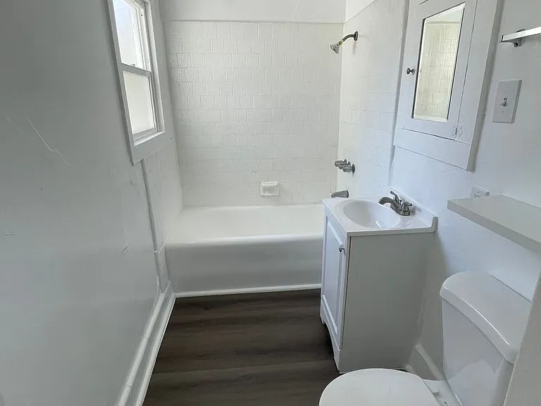 138 S Berendo St — Photo 10