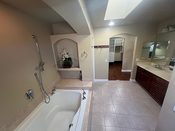 5th image of 10964 Deering St