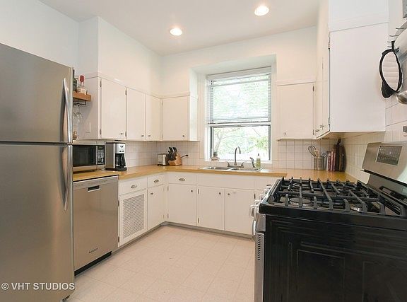 4th image of 2049 W Ainslie St #2e