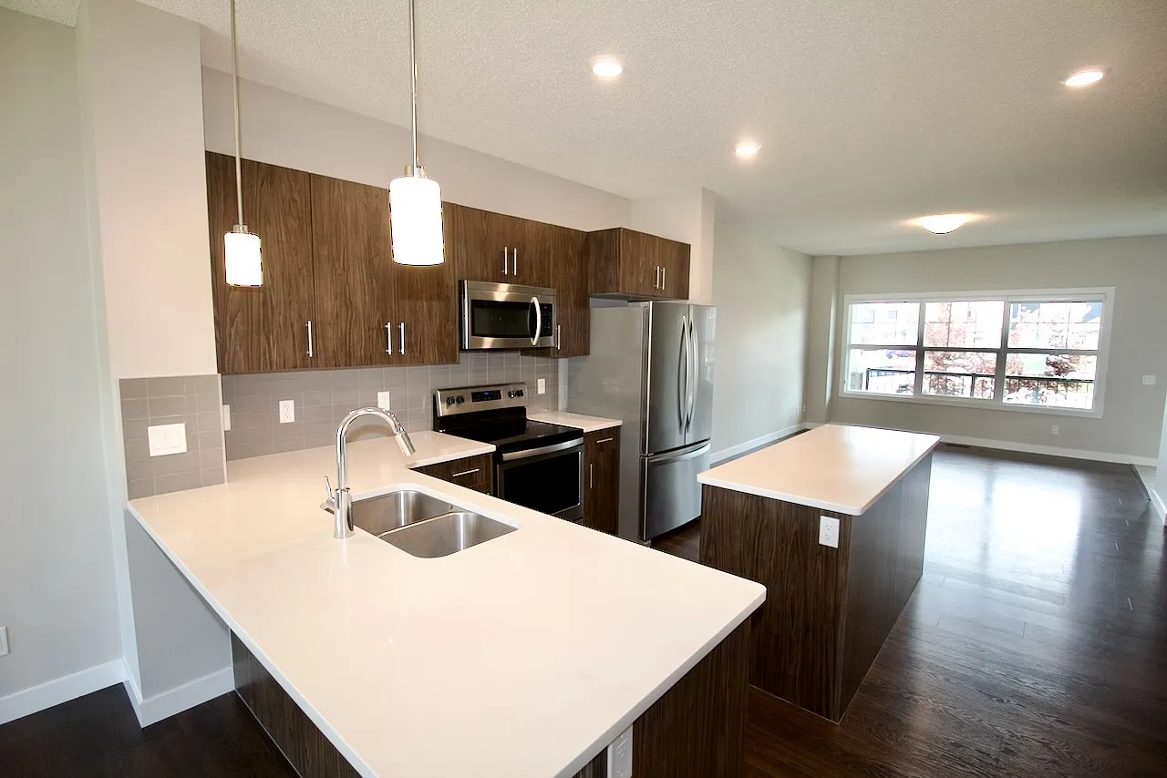 3 Bed 2.5 Bath Family Home Orchards SW Edmonton — Photo 2