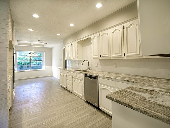 3rd image of 2605 Westridge Dr