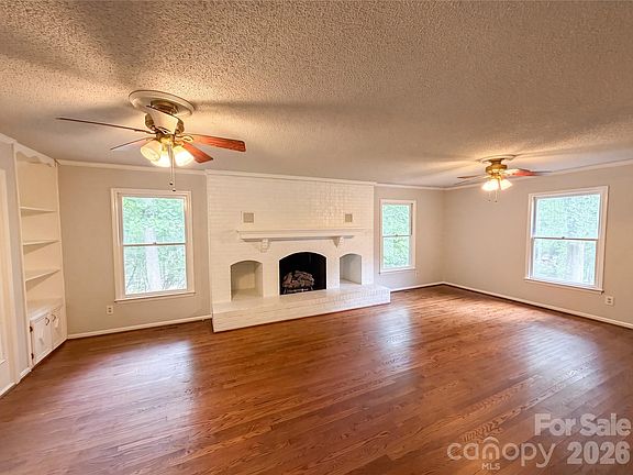 3rd image of 3029 Southampton Cir