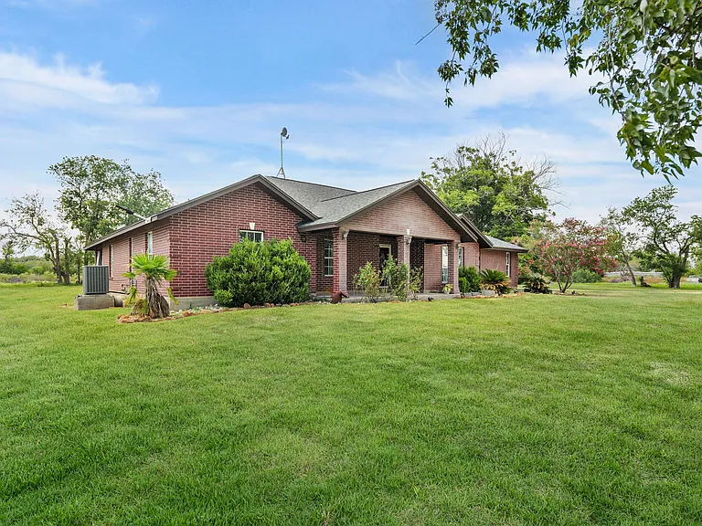 135 County Road 4519 — Photo 3