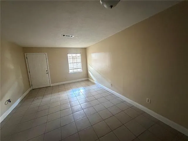 3 bed, 2.0 bath, 999 sqft, $1,100 — Photo 3