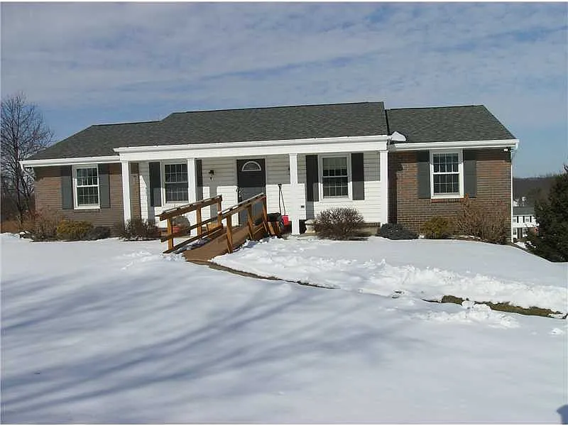 135 Willow Dr photo 1