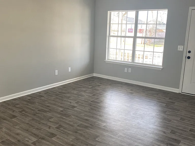 213 Riverwood Dr — Photo 3