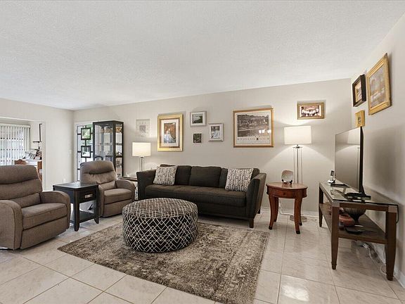 4th image of 1172 S Drive Circle #B