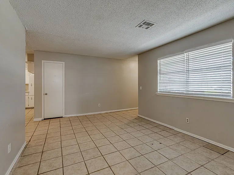 3320 Hampton Dr — Photo 3