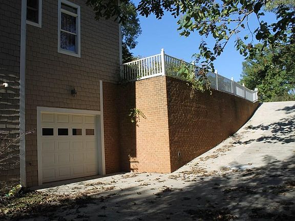 5th image of 544 Hicks Dr