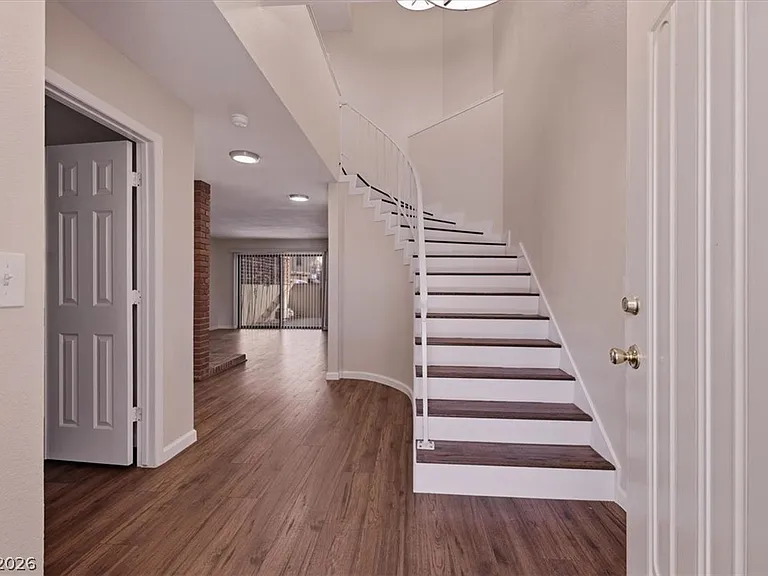 2410 Pickwick Dr — Photo 3