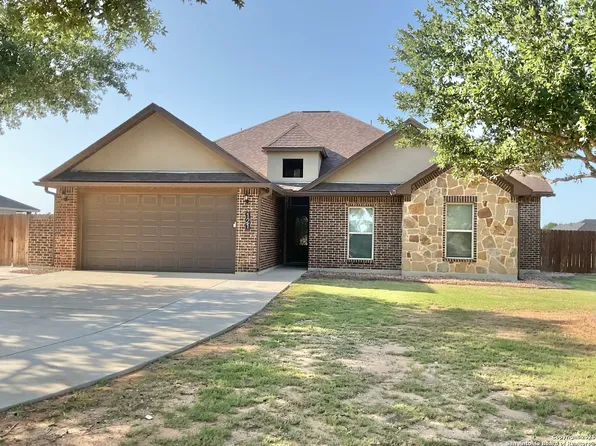 121 W Medium Meadow, Lytle, TX 78052