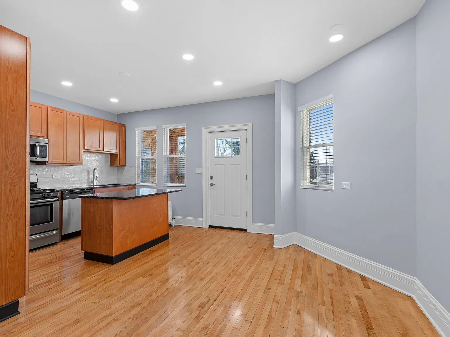 2 bed, 950 sqft, $1,900 — Photo 2