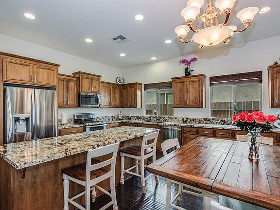 3rd image of 3017 Oak Trail Way