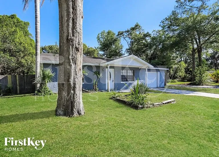 391 E Palmetto Ave — Photo 2