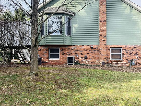 4th image of 900 Forest Ave