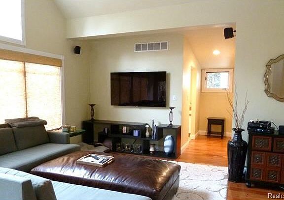 4th image of 767 Hanna St