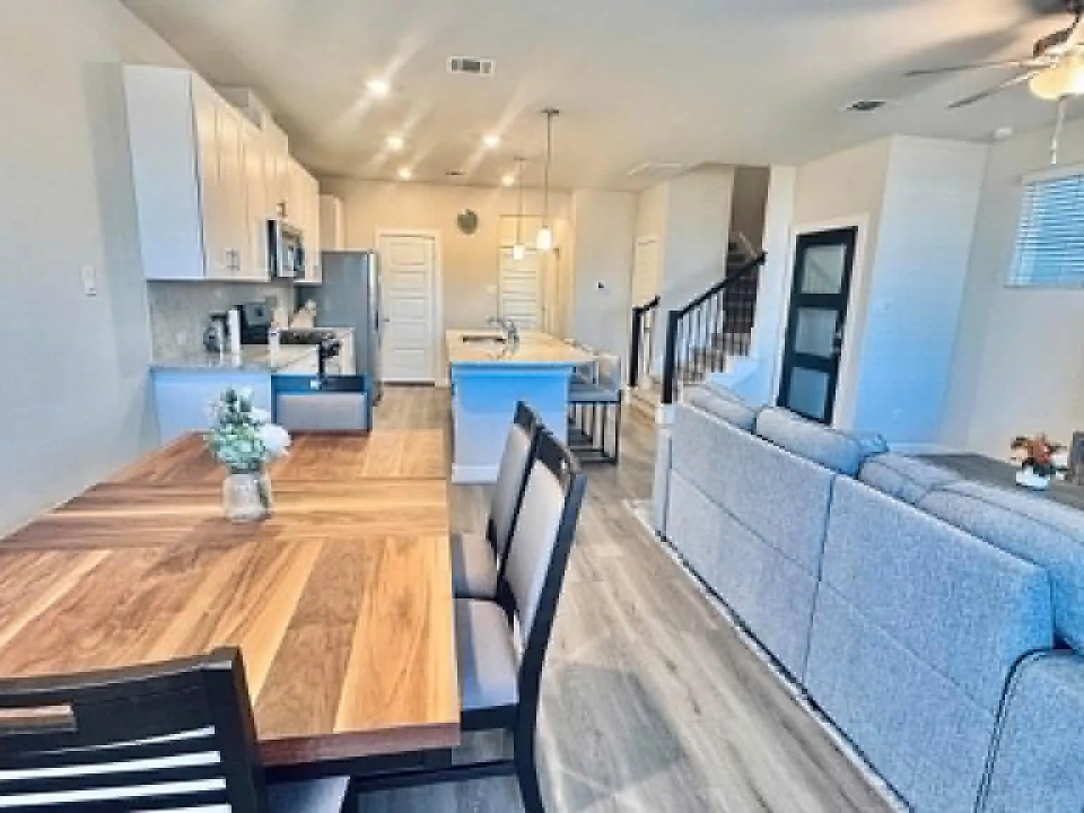 3 bed, 2.5 bath, 1703 sqft, $2,400 — Photo 2