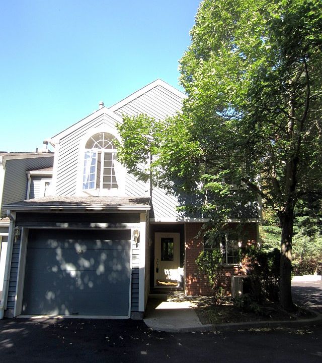 1st image of 148 Surrey Ct