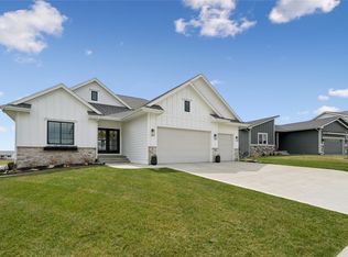 40 NW Valleyview Dr, Waukee, IA 50263