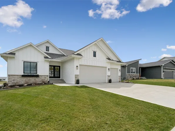 40 NW Valleyview Dr, Waukee, IA 50263