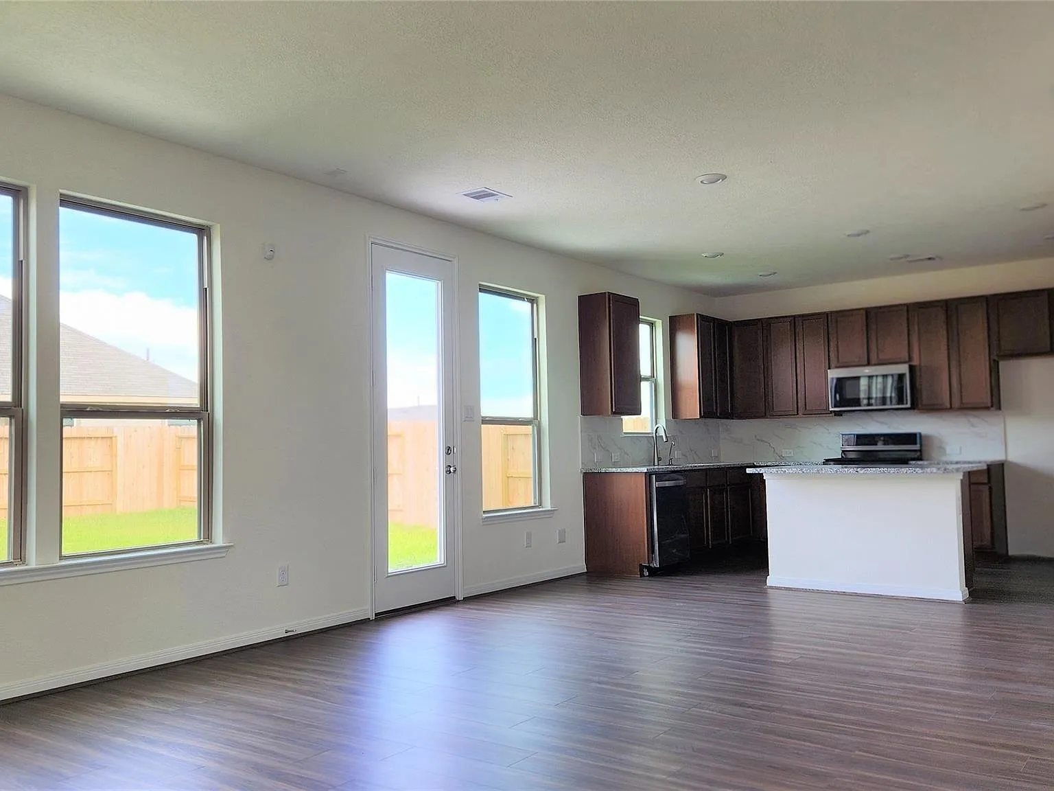 3 bed, 2.5 bath, 2004 sqft, $2,300 — Photo 2