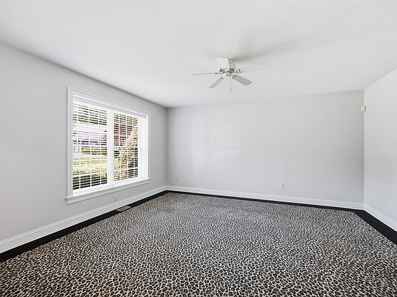 4th image of 300 Pinehurst Dr Unit 300