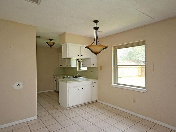 Casual dining area is connected to the kitchen for easy access!