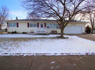 1933 W 38th St, Davenport, IA 52806