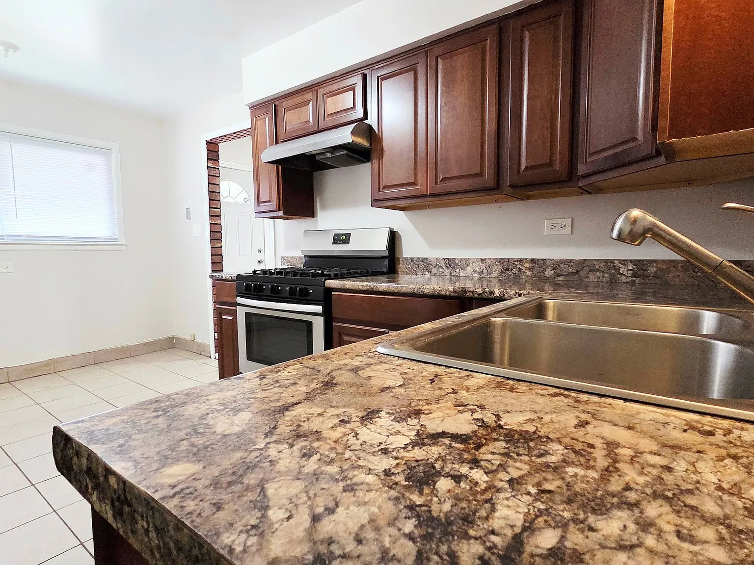 4 bed, 1100 sqft, $2,150 — Photo 4