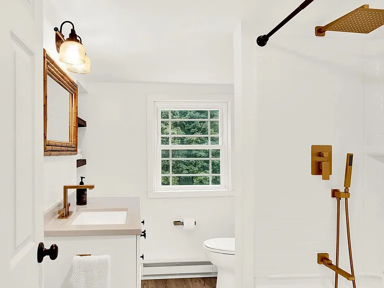 2nd Floor Full Bathroom