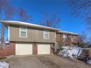 2805 SE Vickis Ct, Blue Springs, MO 64014