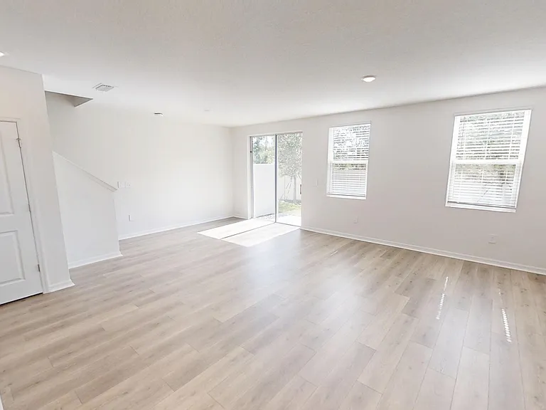 1129 Bradford Park Dr — Photo 3