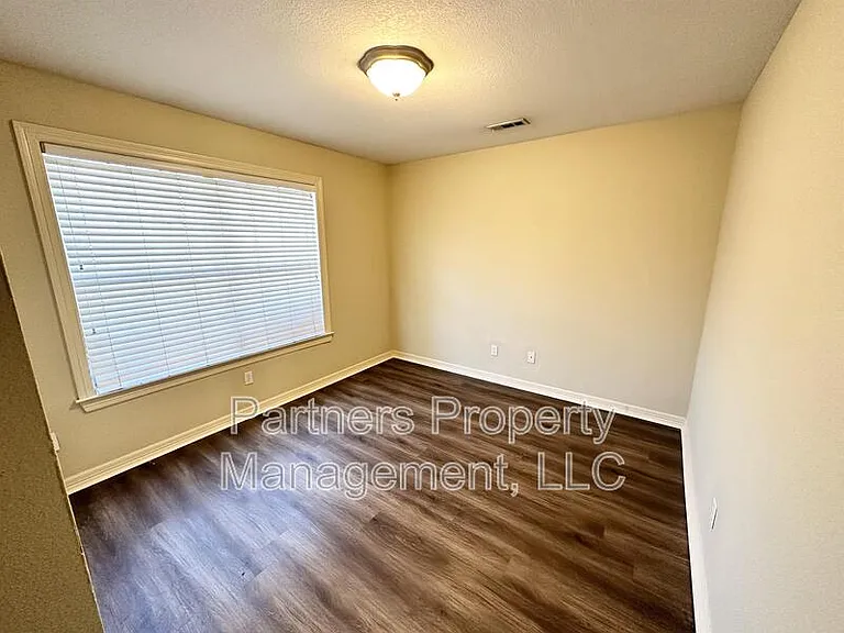 1112 W Hendrix St — Photo 9
