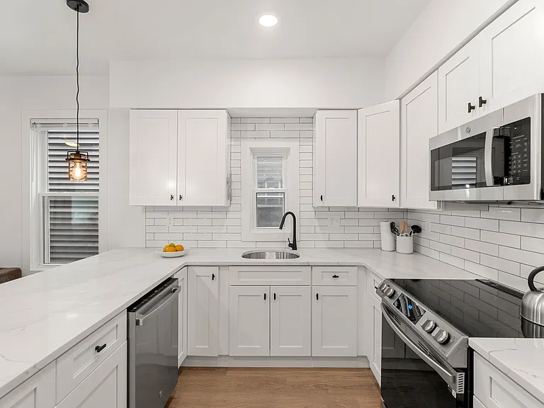 621 E 8th St #12 — Photo 9