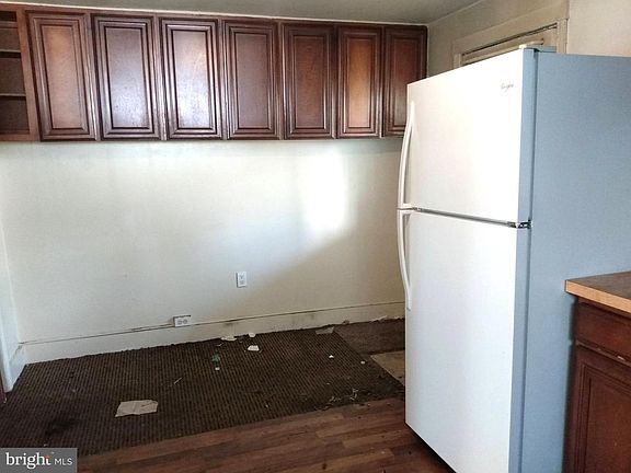 5th image of 139 W 2nd St